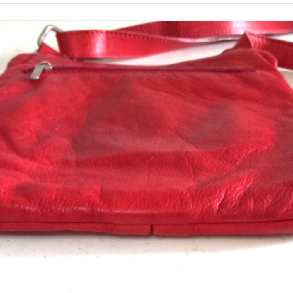 T-Nobile Made in Italy soft leather crossbody purse in vibrant red. - Picture 11 of 14